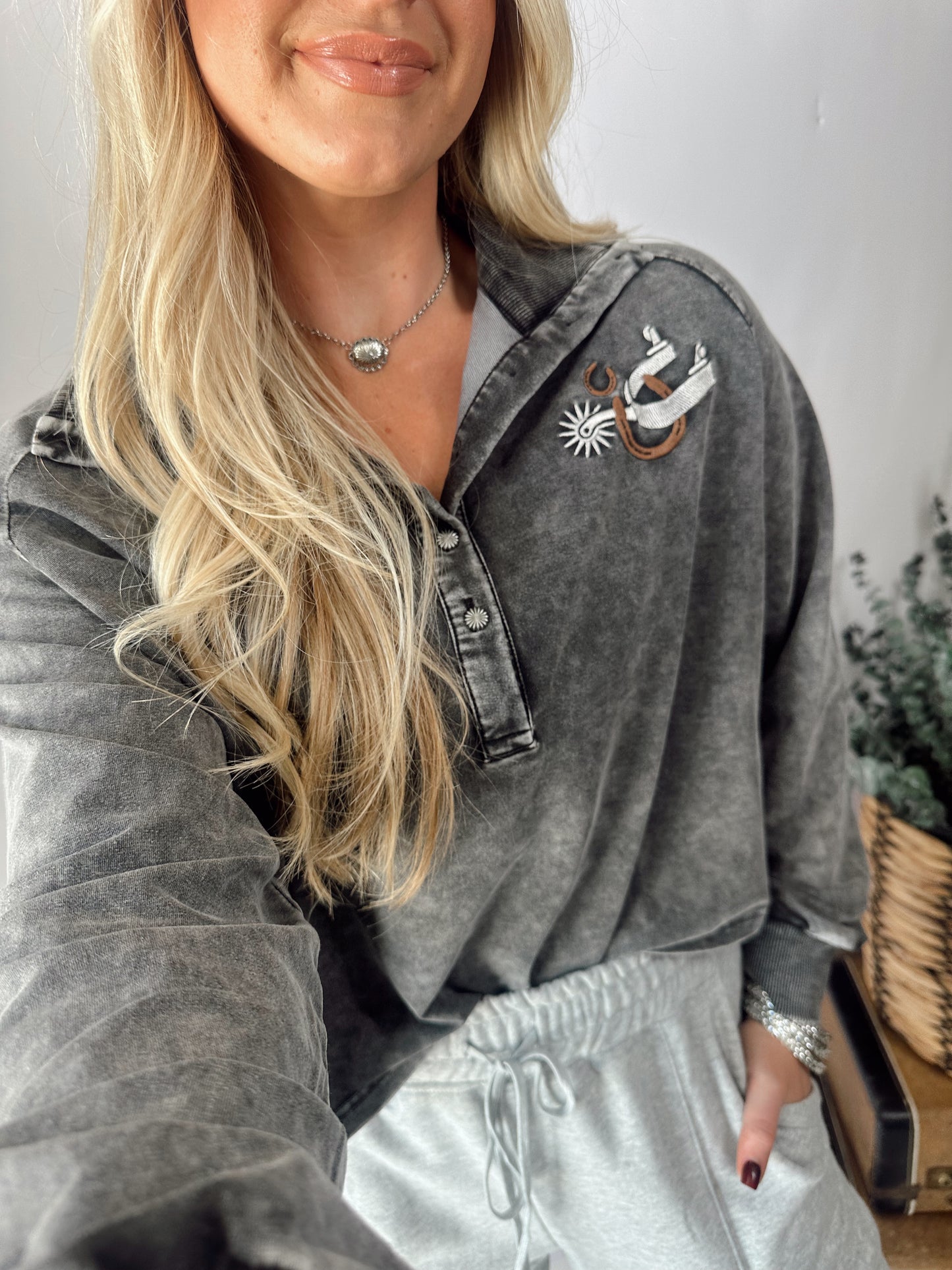 ROWEL 'EM UP PULLOVER *CHARCOAL